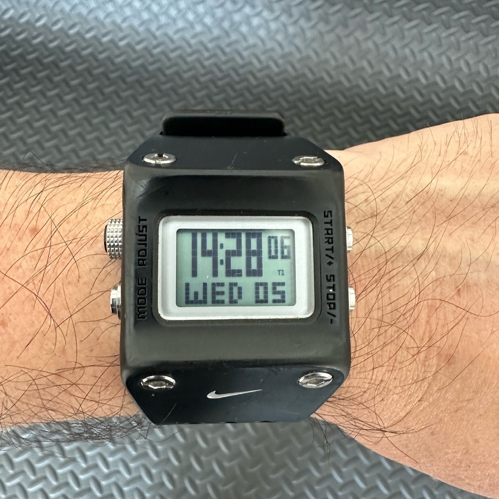 Sold on the POP 🔴 Nike Mettle Chisel Watch Black WC0045